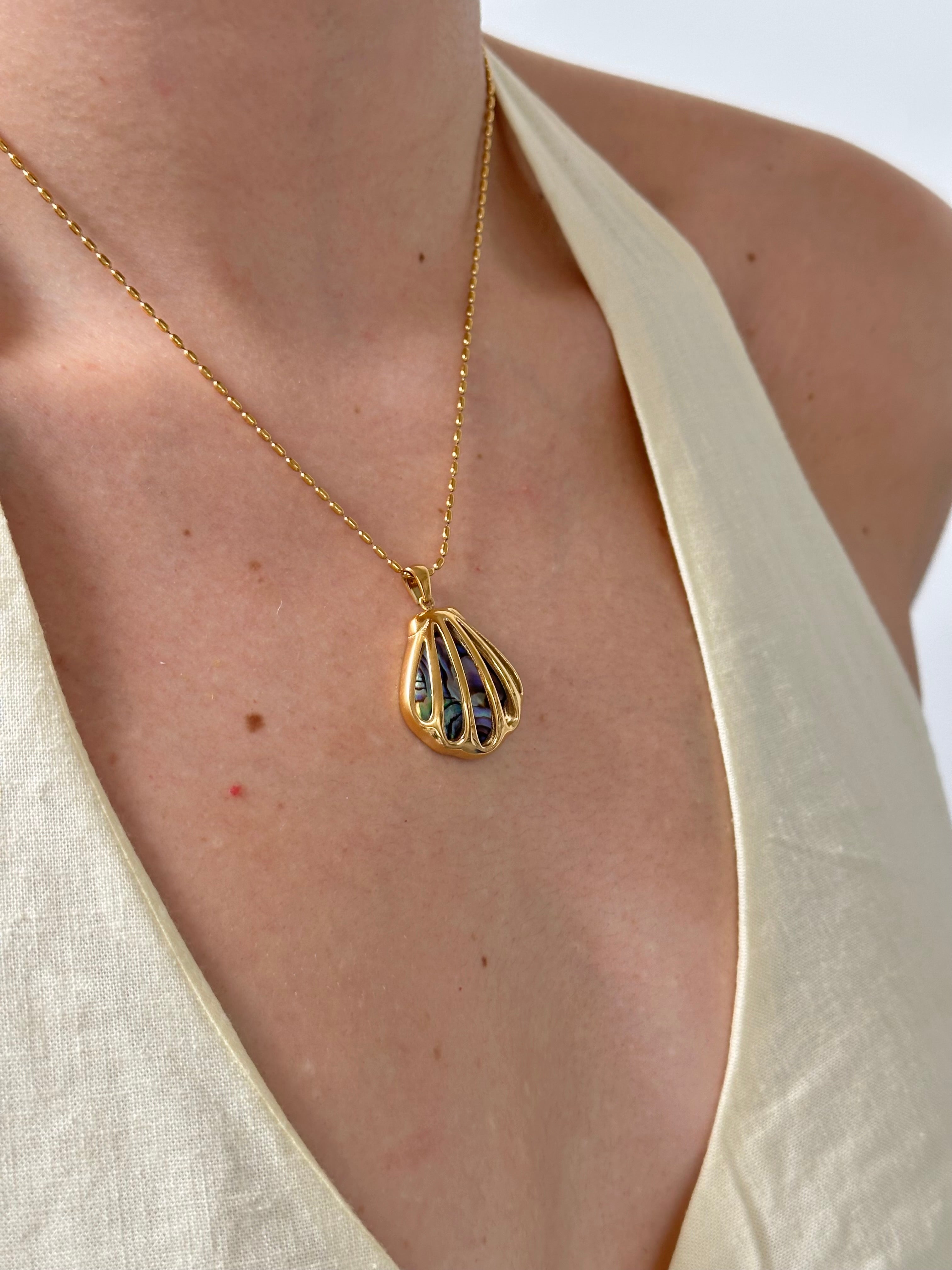 Collar de concha tornasol