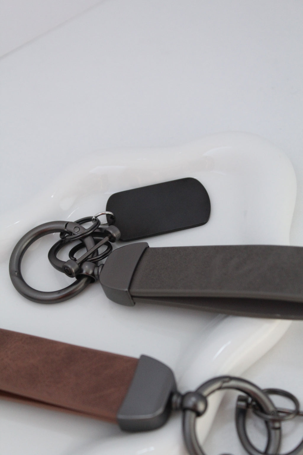 Llavero de cuero con placa negra