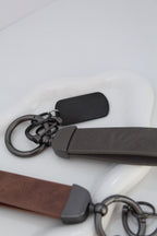 Llavero de cuero con placa negra