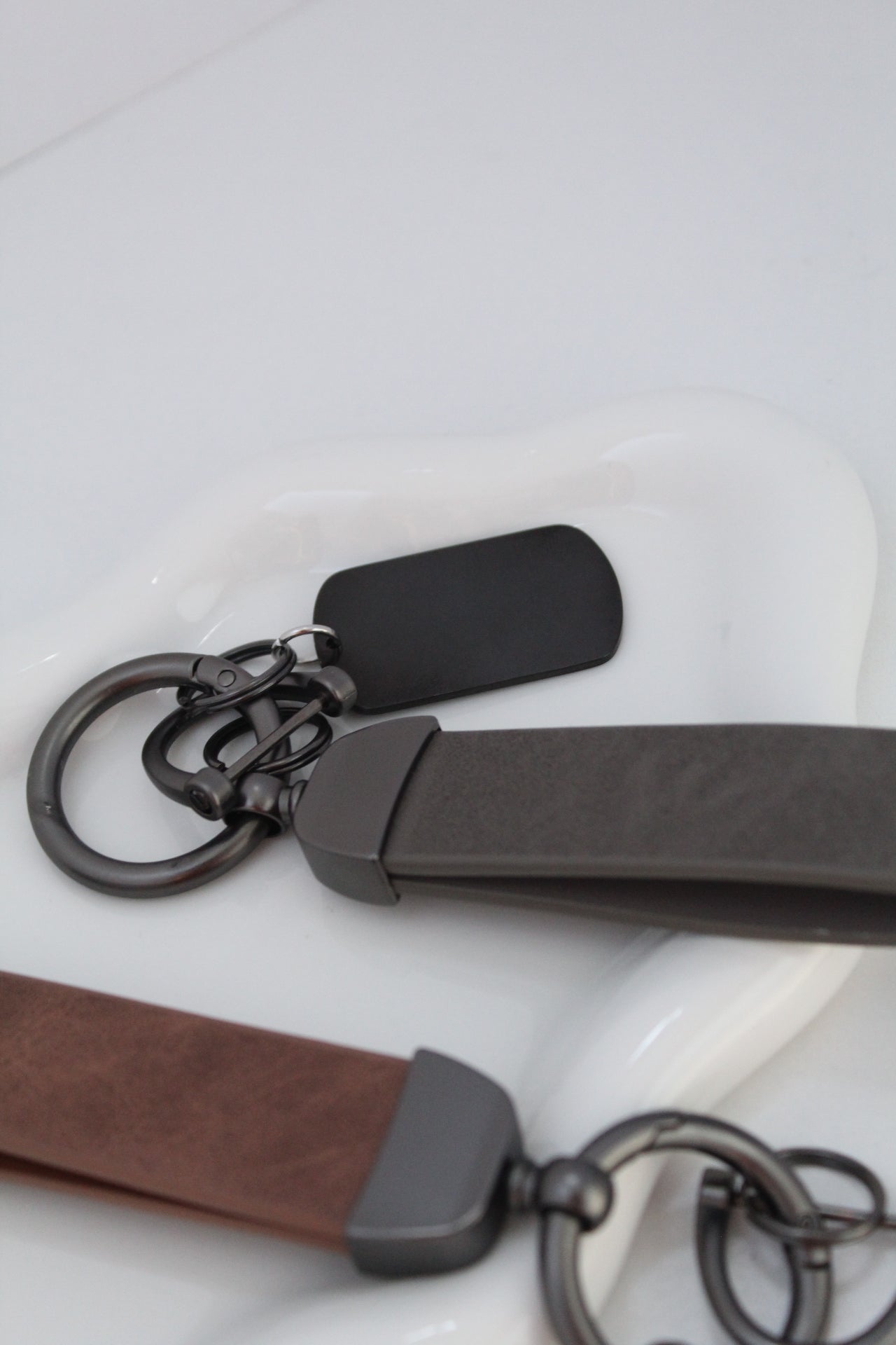 Llavero de cuero con placa negra