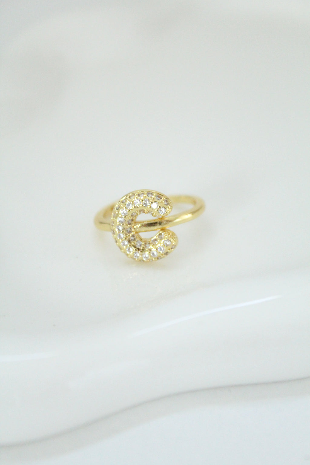 Anillo de letra (con zirconias)