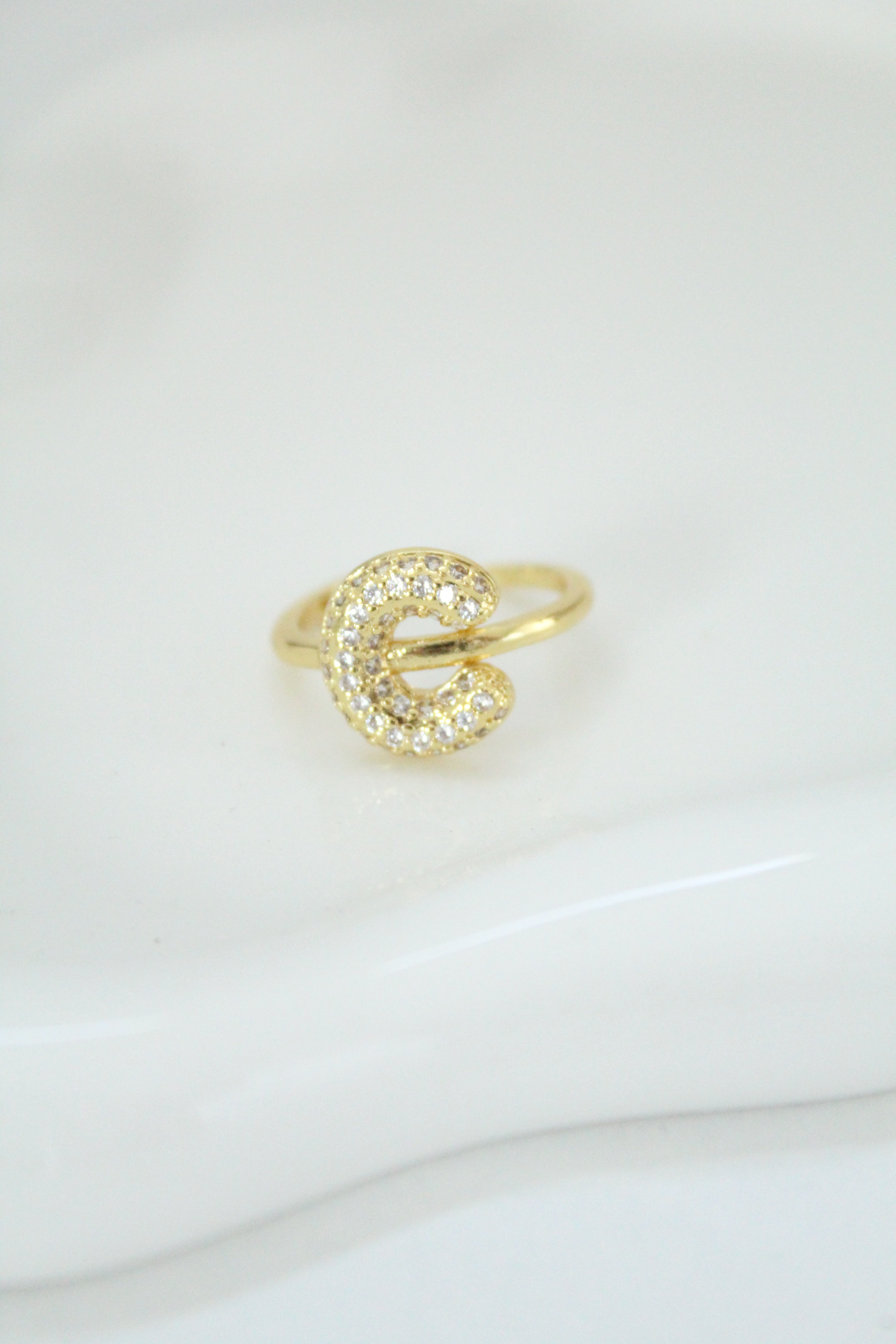 Anillo de letra (con zirconias)