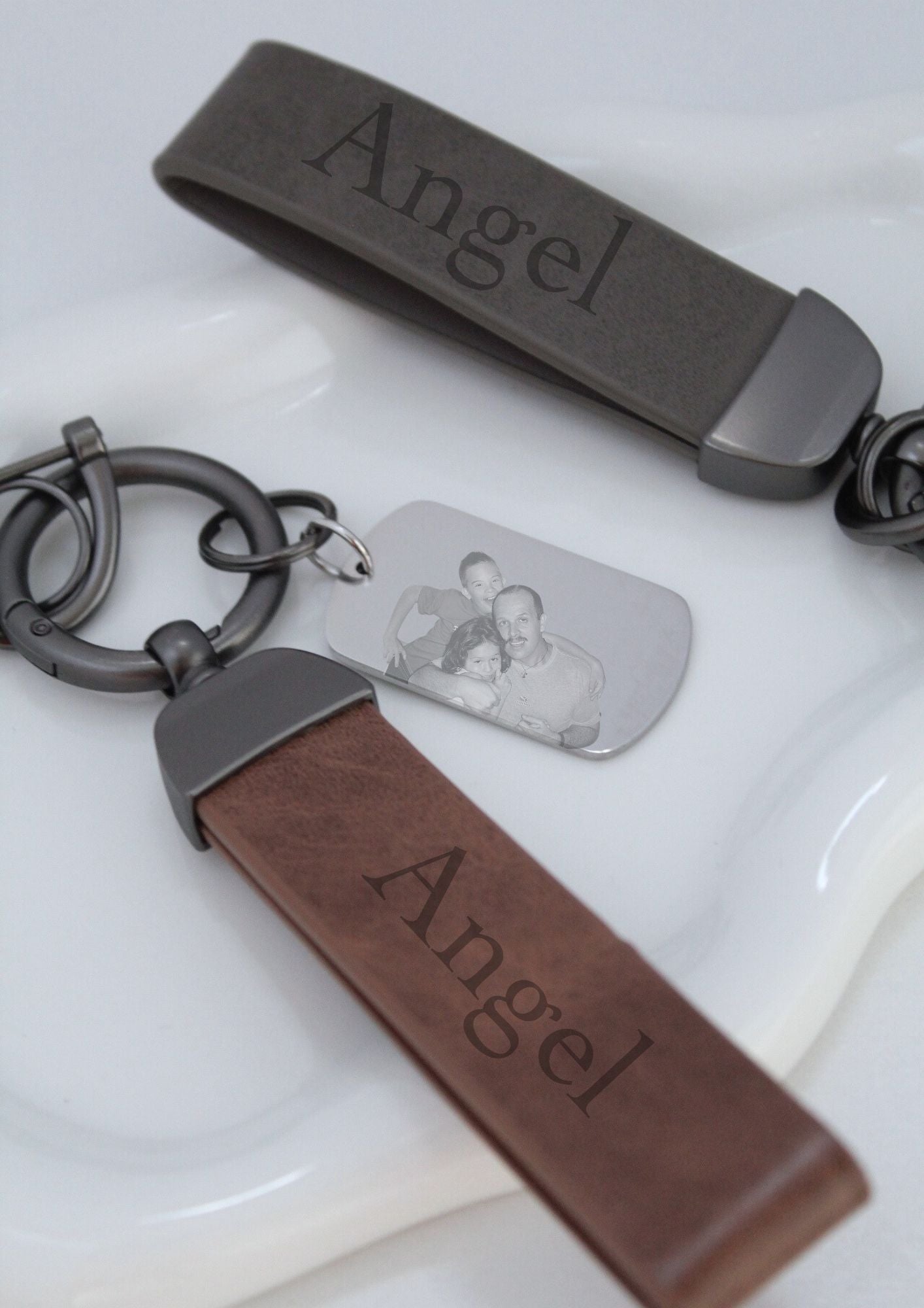 Llavero de cuero con placa plateada