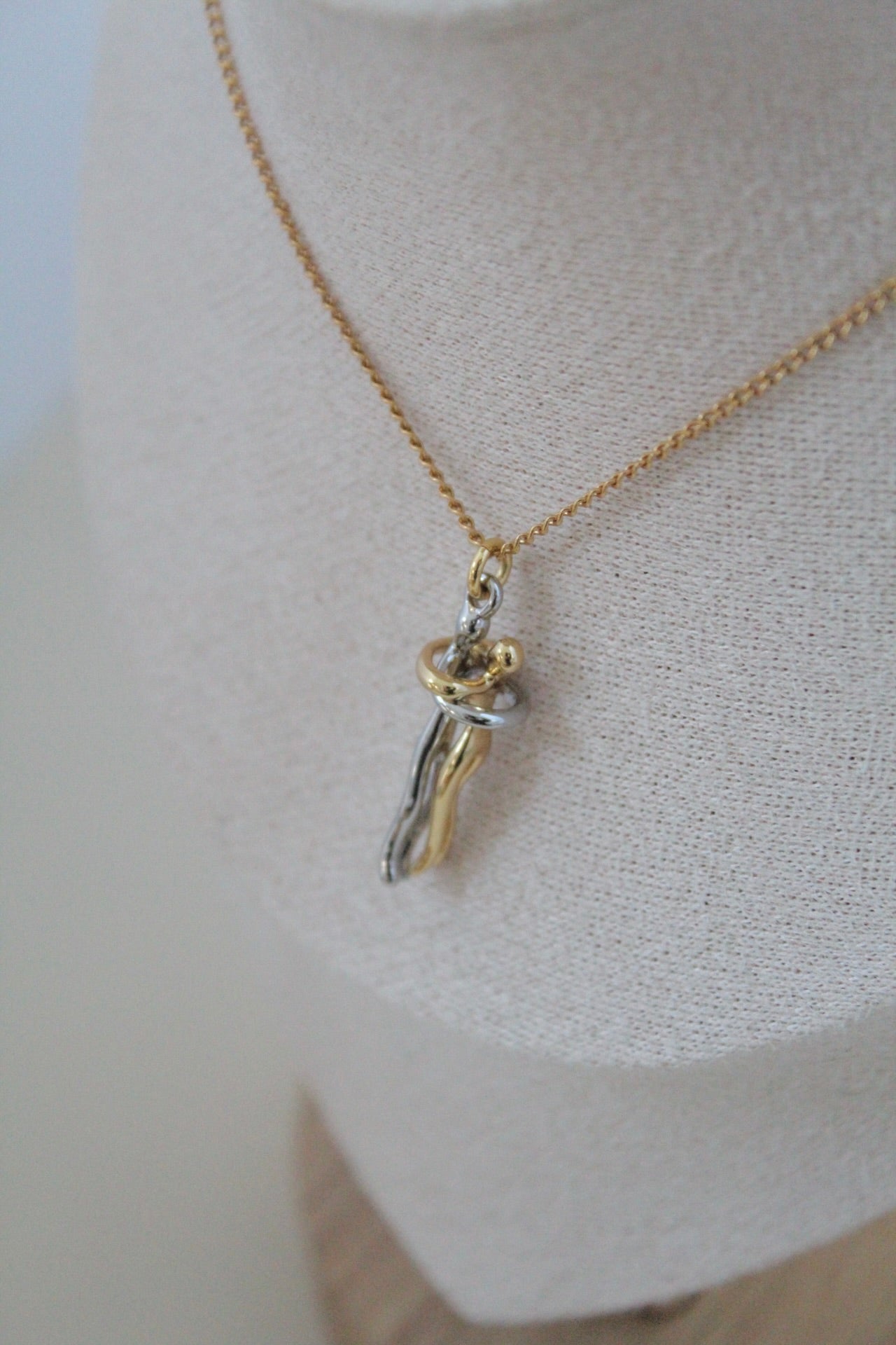 Abrazo eterno necklace