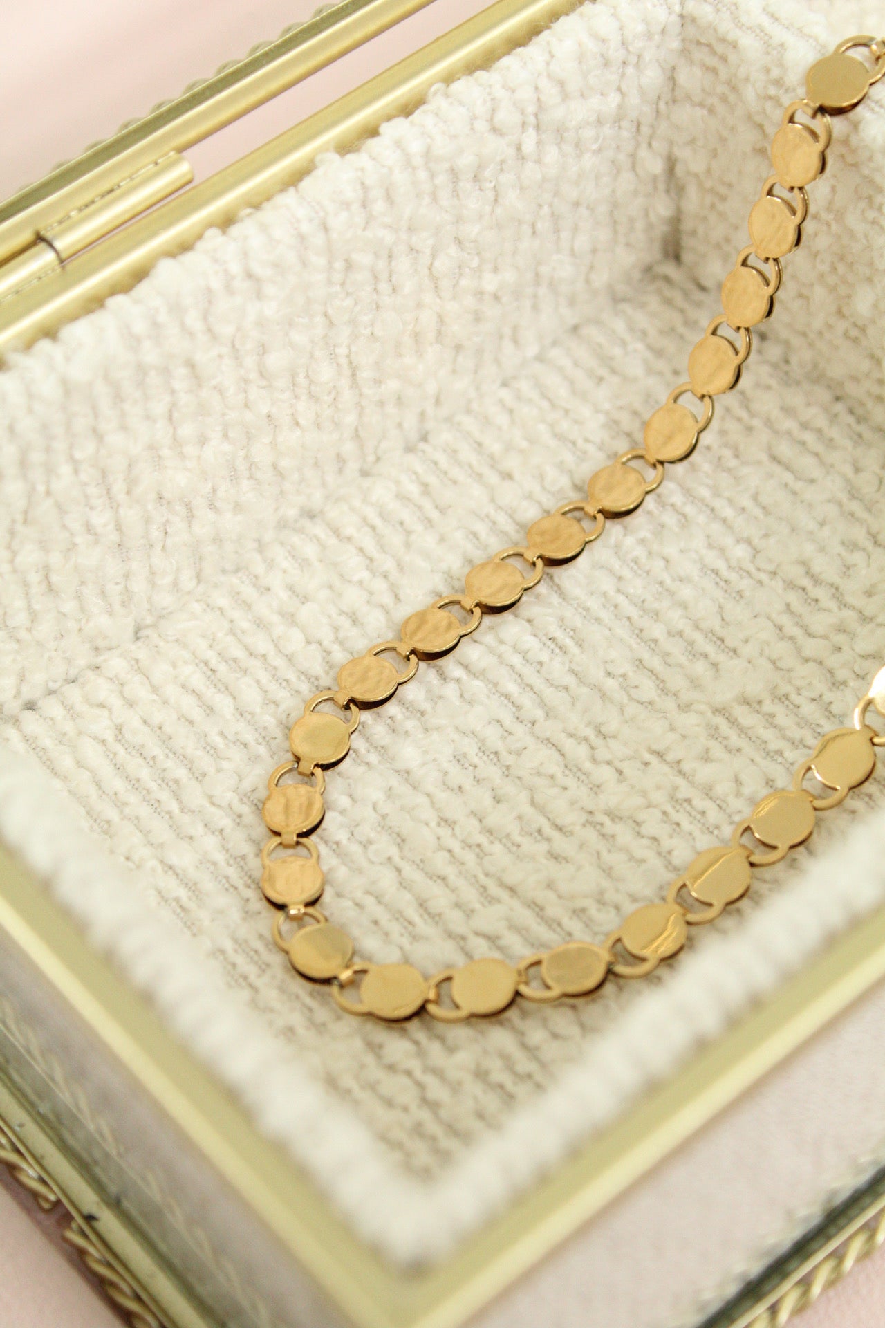 Isidora choker