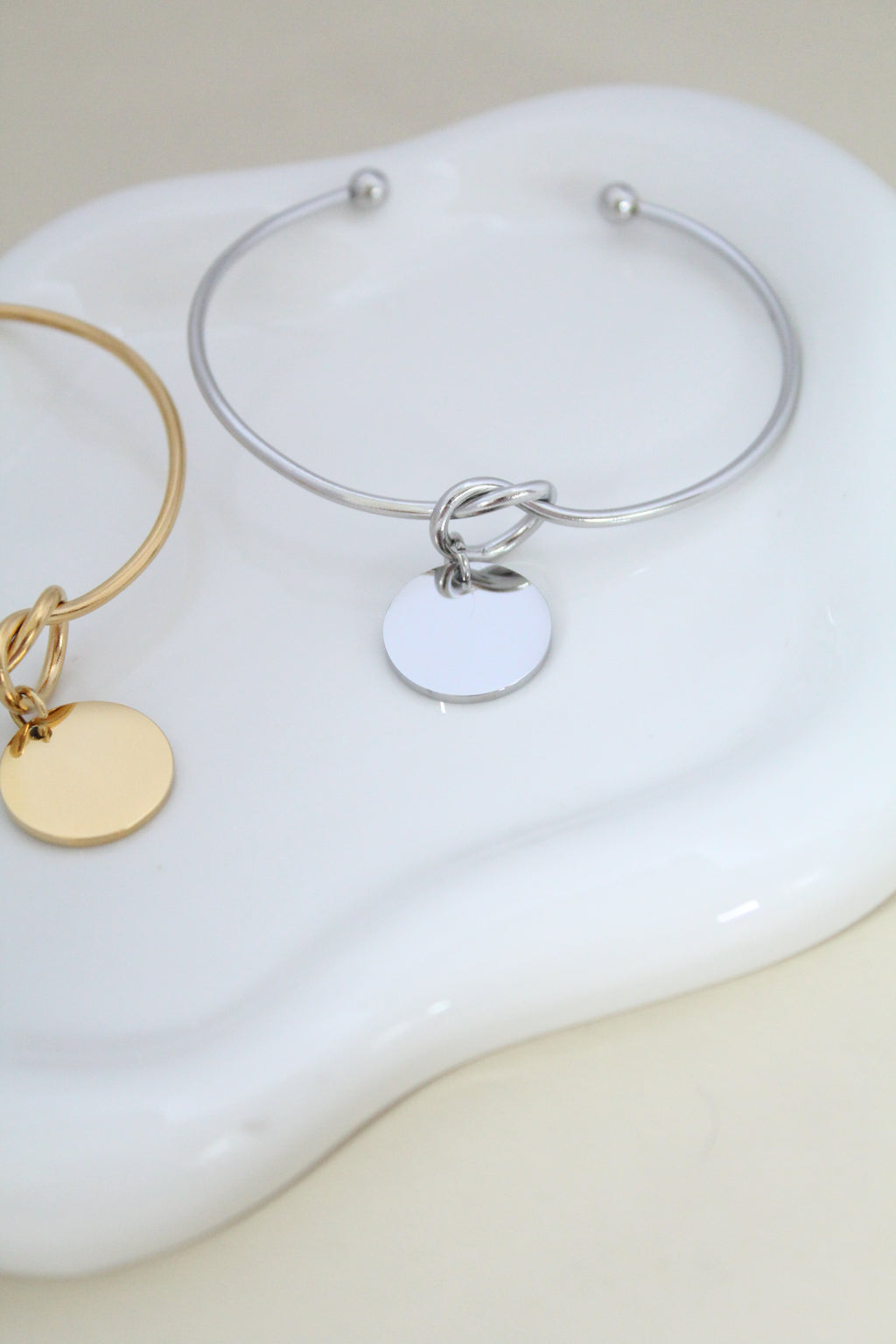 Brazalete de corazón con dije redondo