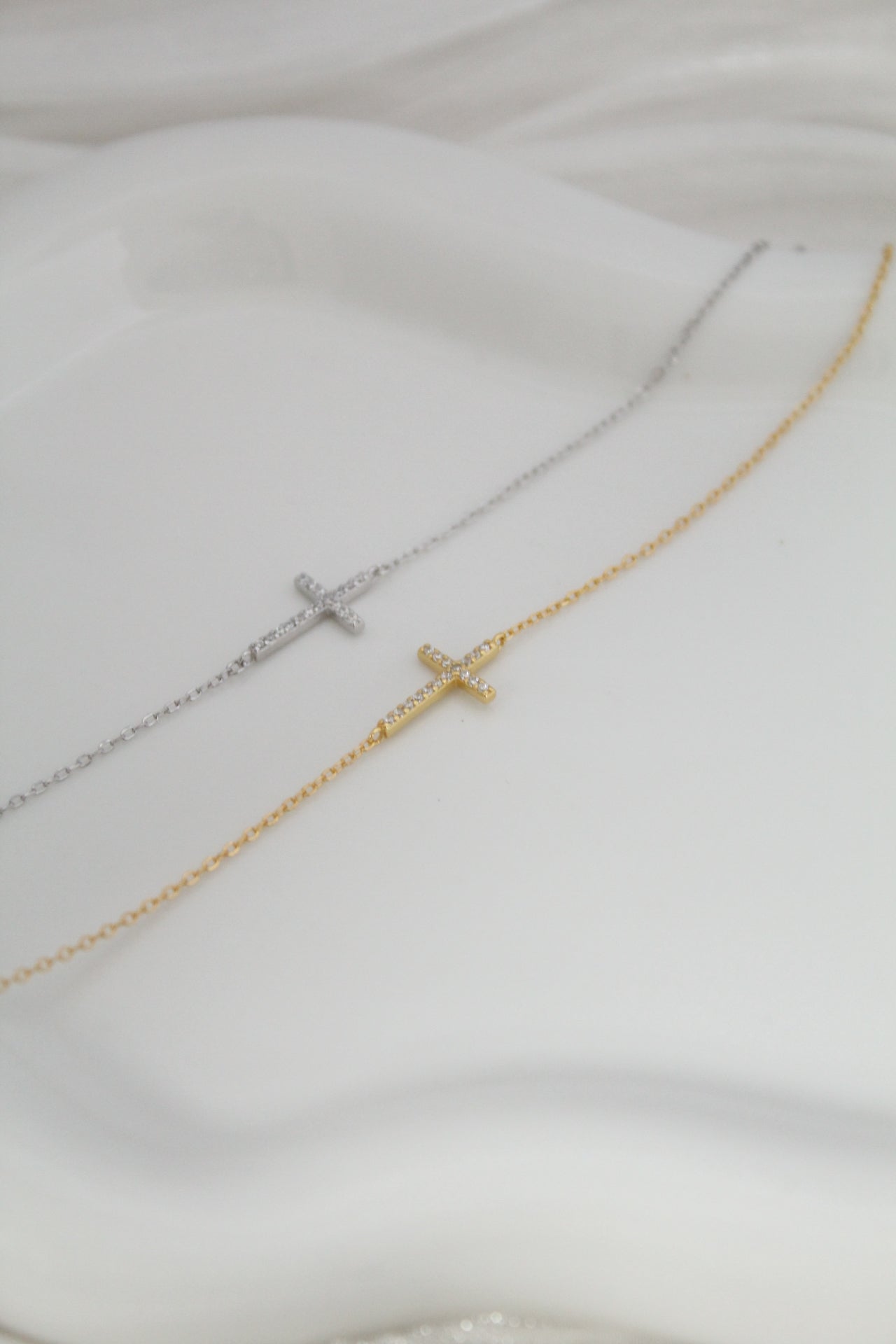 Pulsera minimalista de cruz (Plata 925)