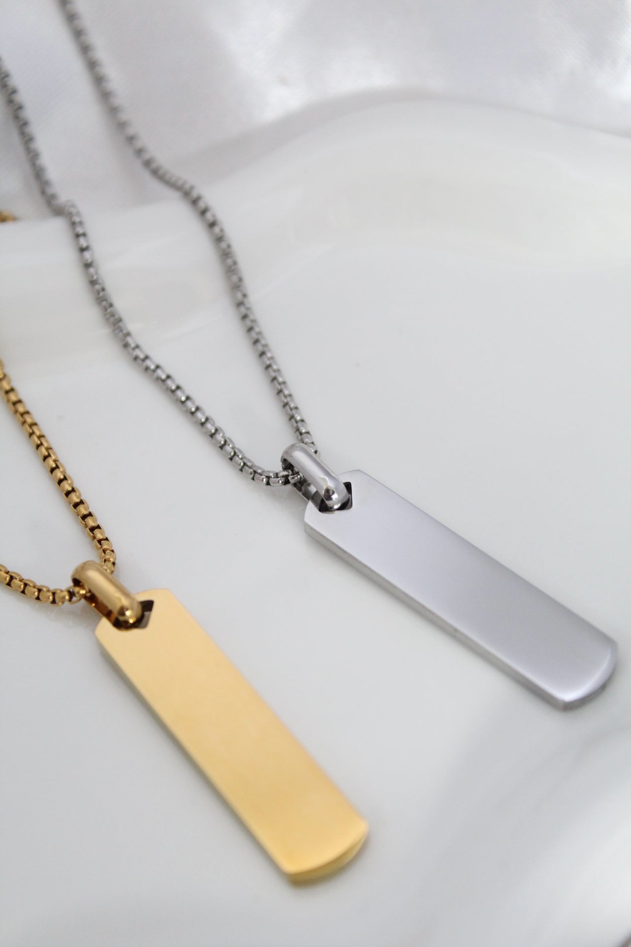 Cadena con grabado de mirada