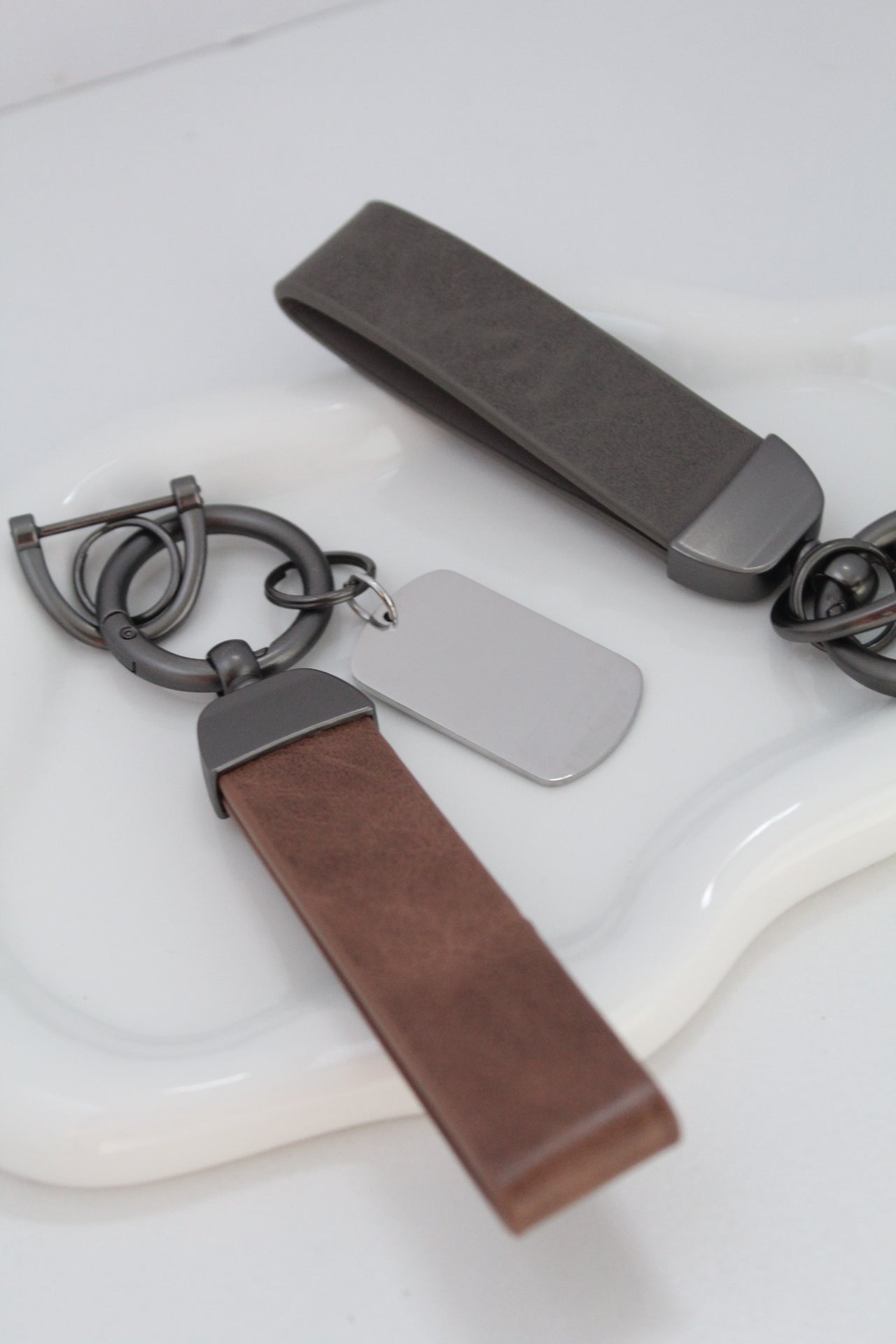Llavero de cuero con placa plateada