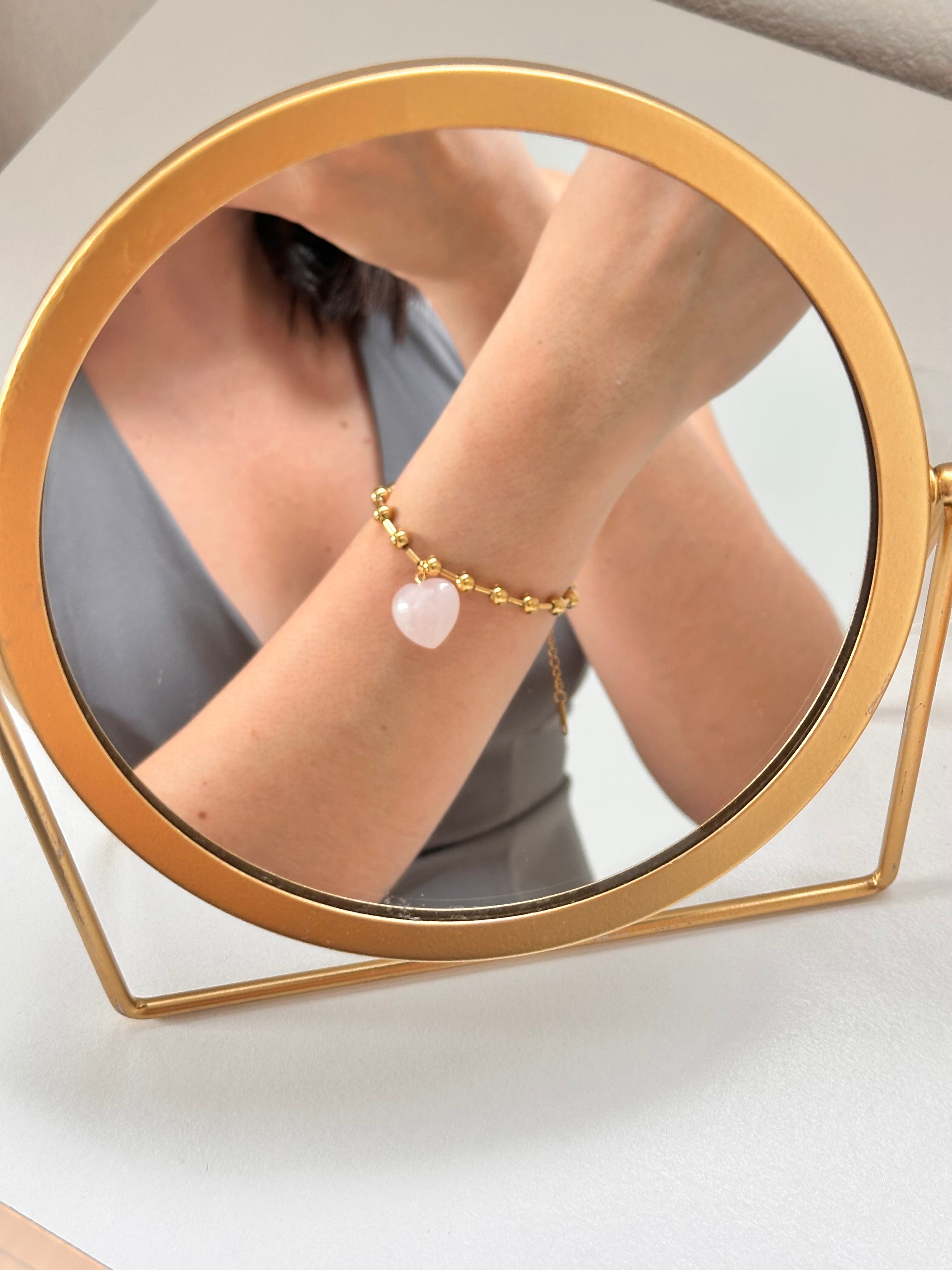 Pulsera con corazon rosa.