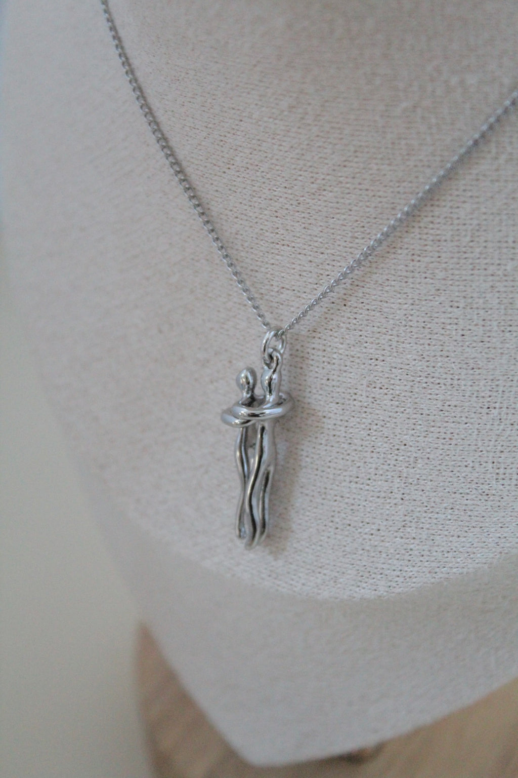 Abrazo eterno necklace