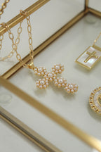 Cadenita de cruz con perlas