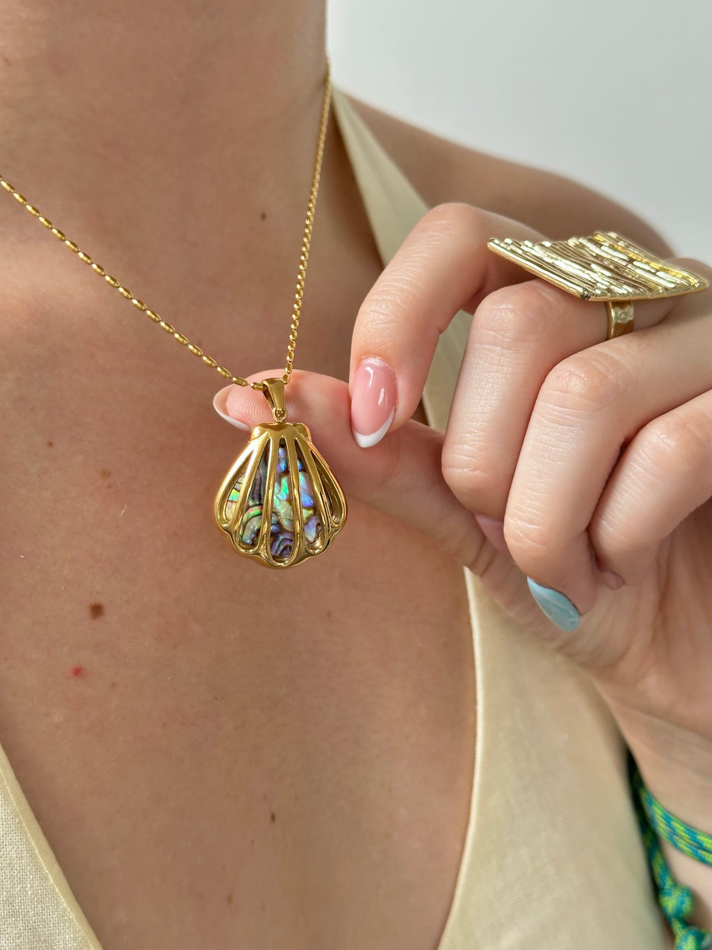 Collar de concha tornasol