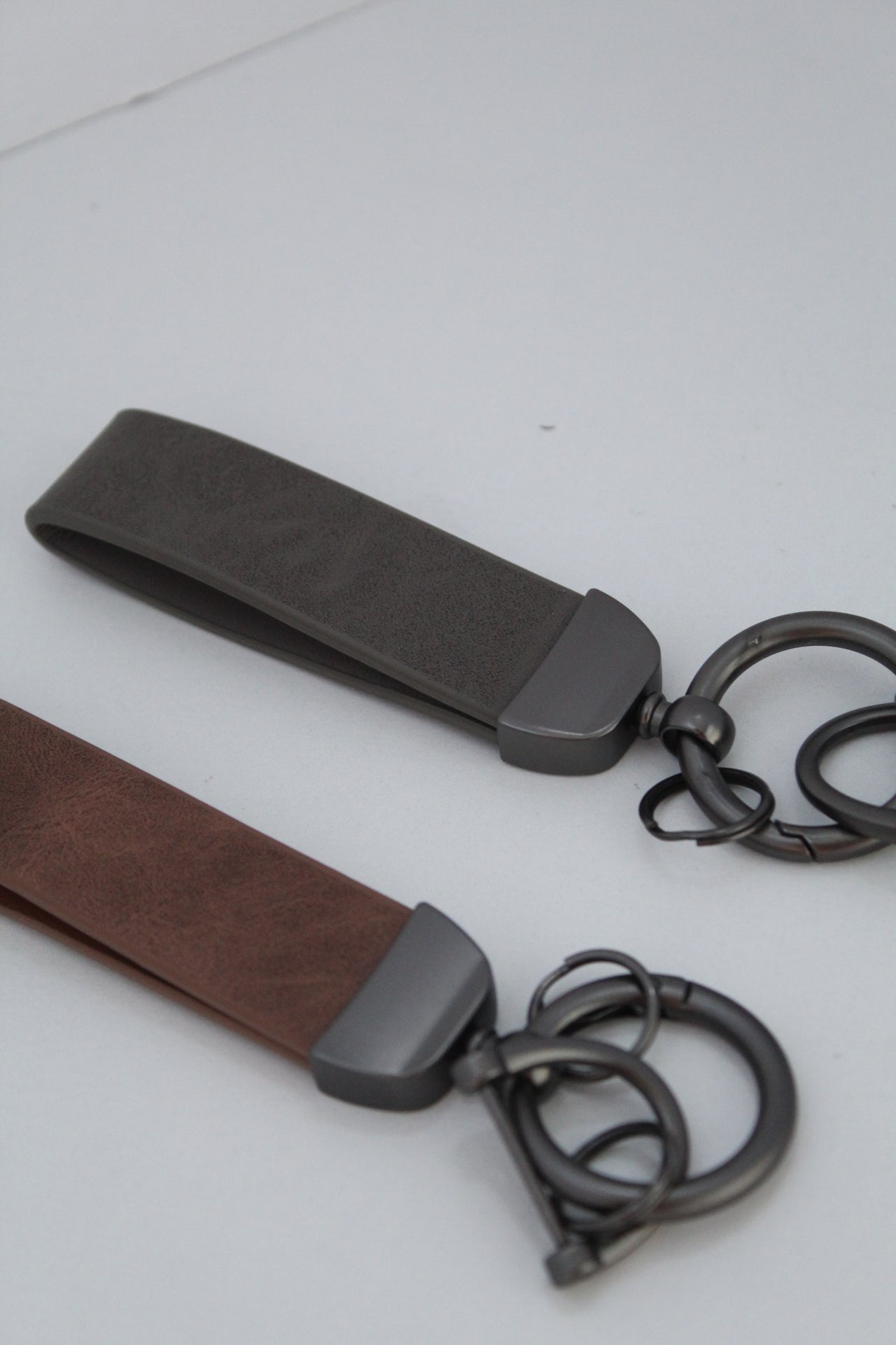 Llavero de cuero con placa plateada