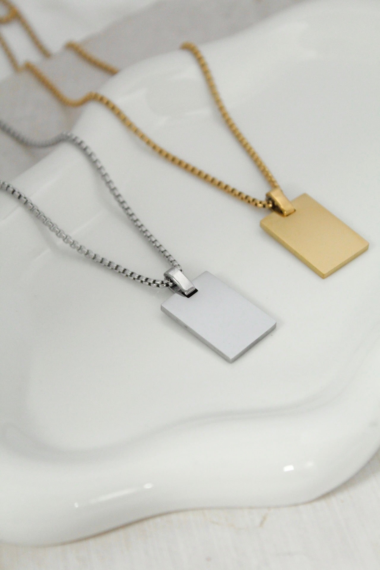 Collar retrato con grabado