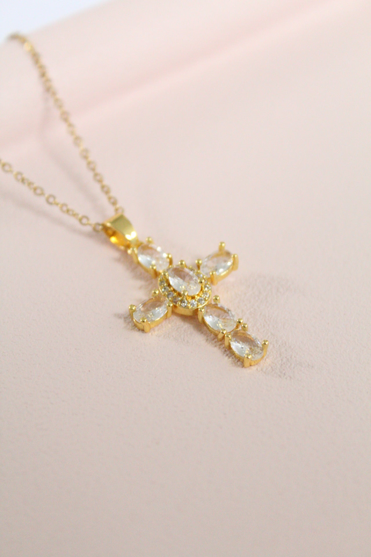 Collar de cruz con zirconias