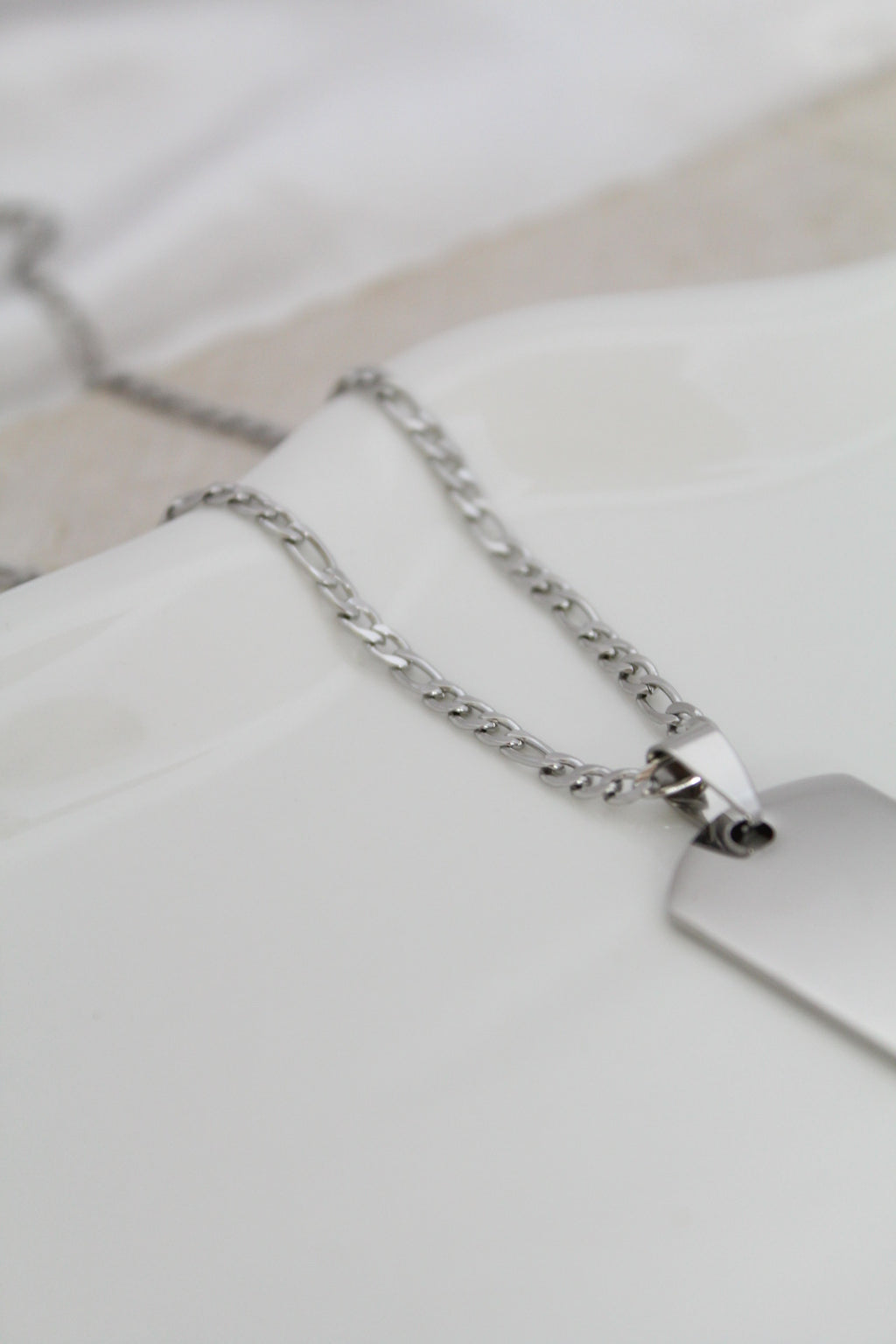 Collar de placa militar con grabado