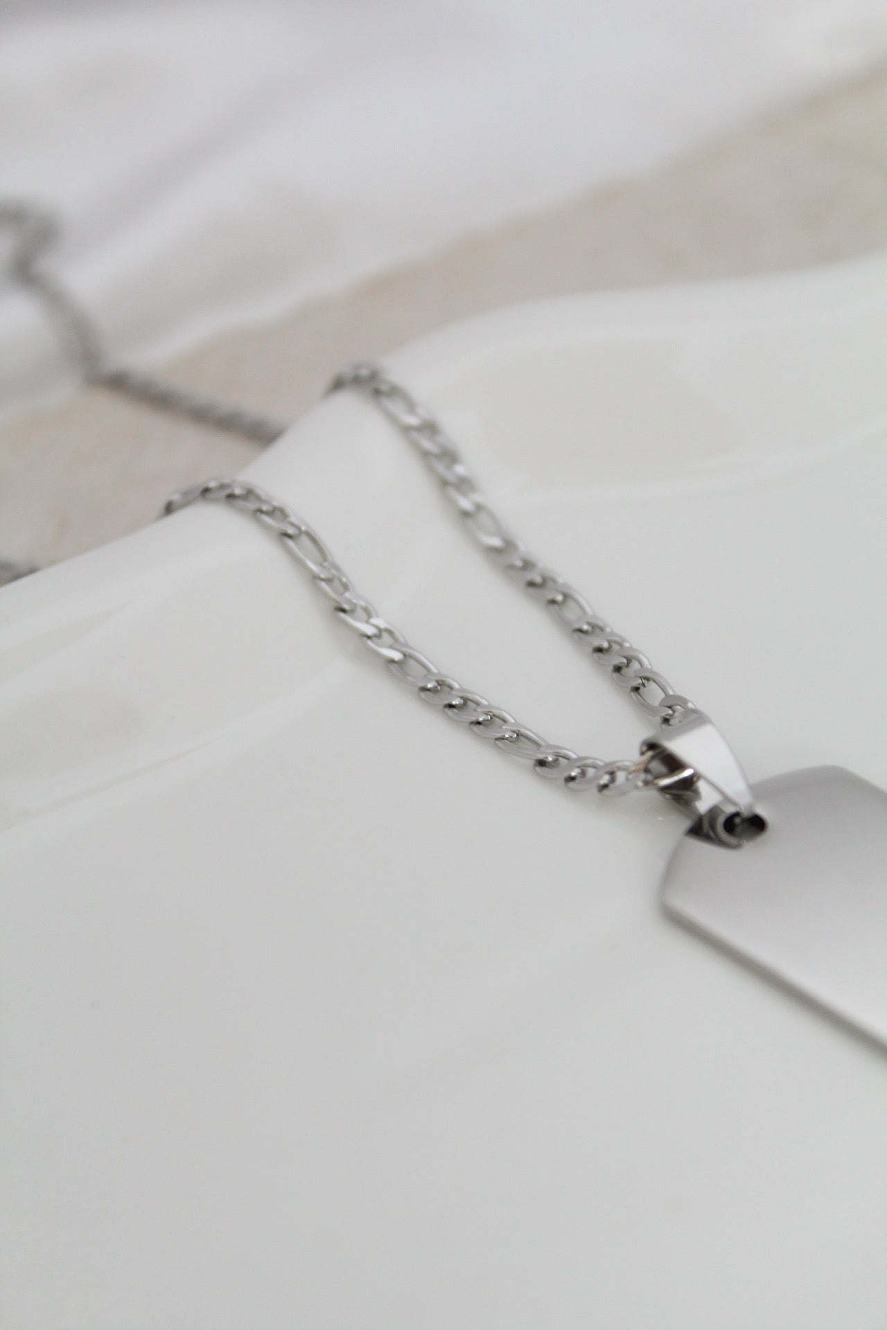 Collar de placa militar con grabado