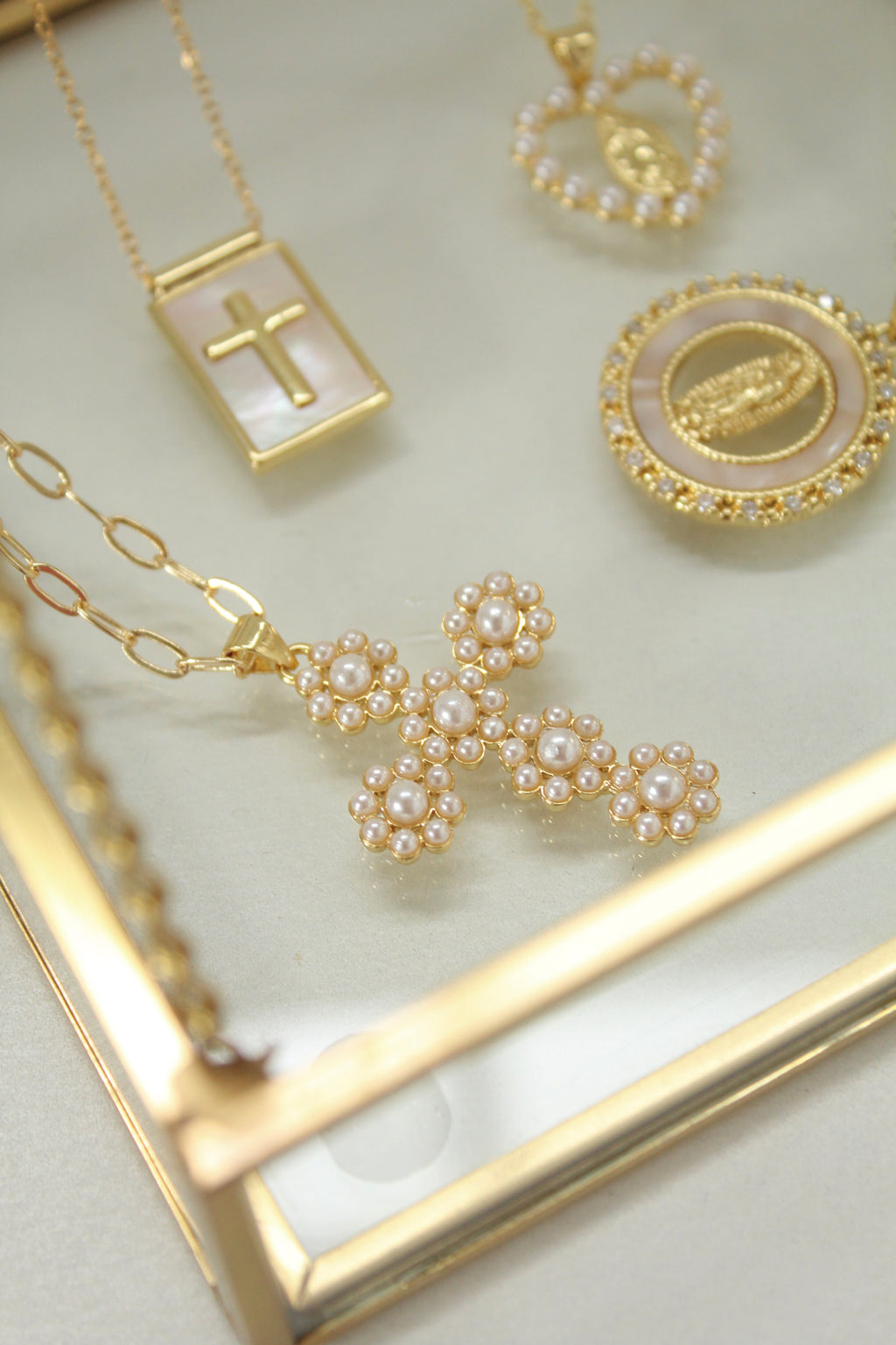 Cadenita de cruz con perlas