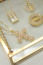 Cadenita de cruz con perlas