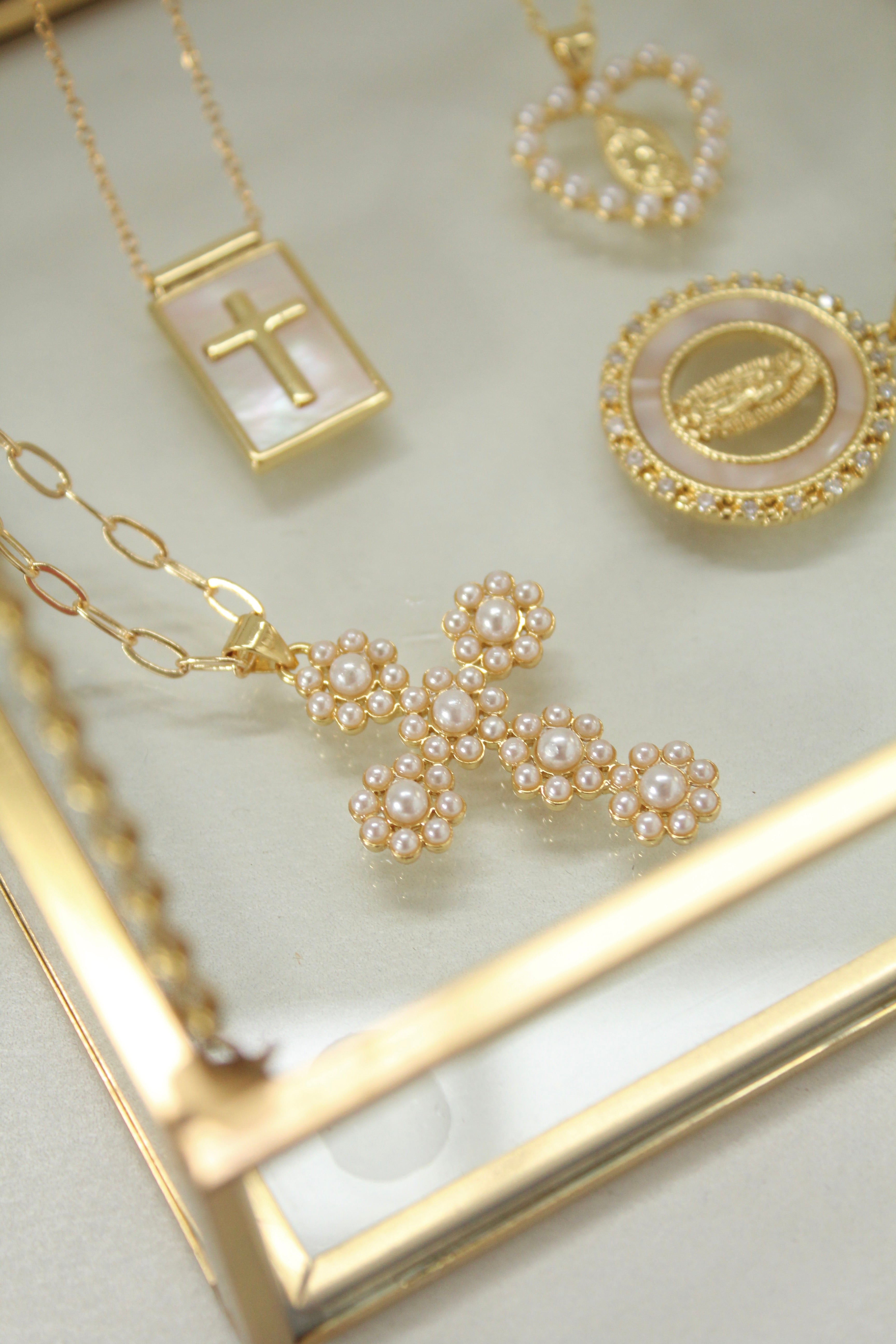 Cadenita de cruz con perlas