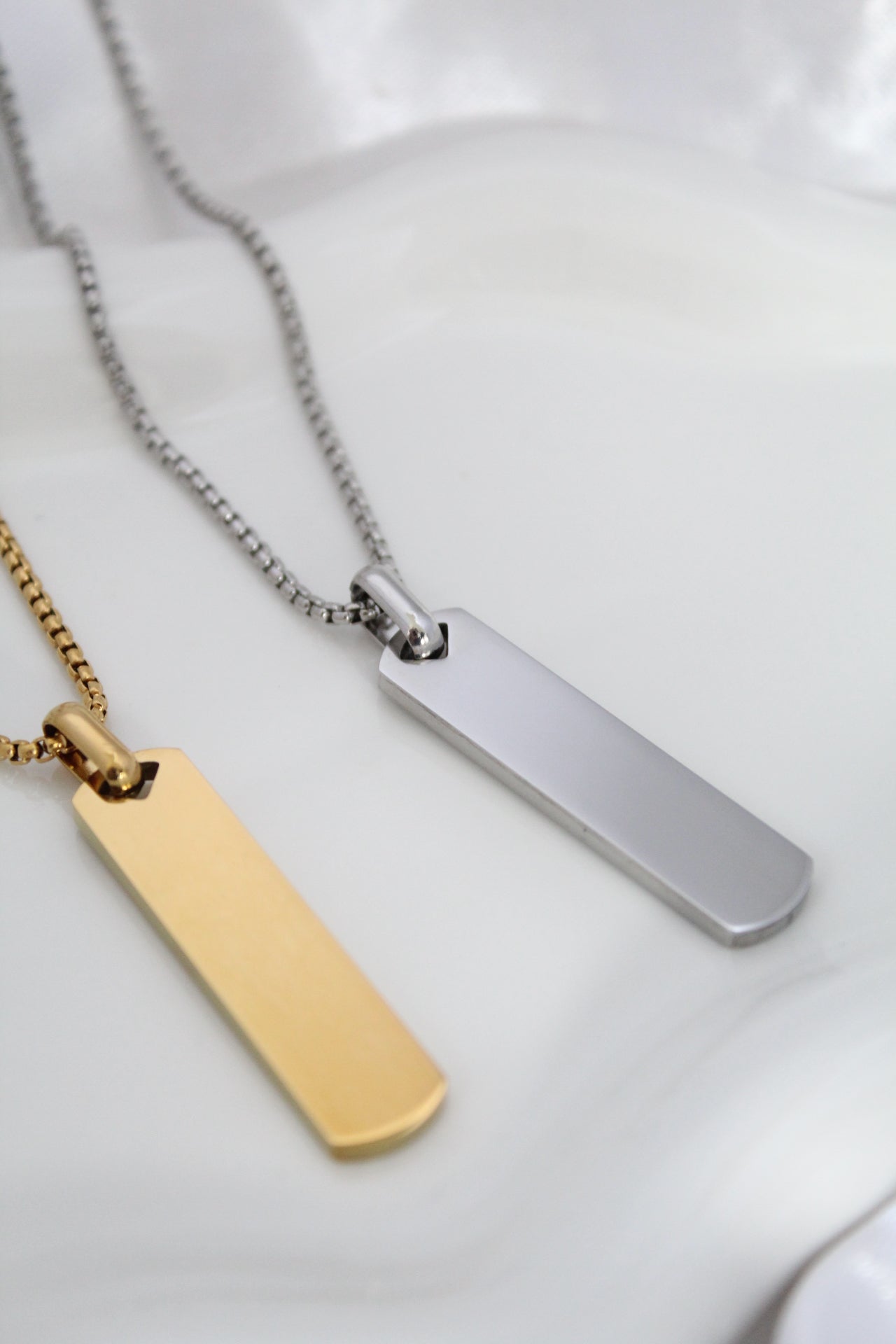 Cadena con grabado de mirada