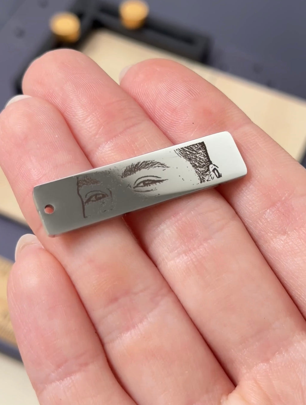 Collar Lara Grabado (con grabado de mirada)